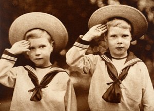 De hertog van York en koning Edward VIII salueren, ca. 1899 door English Photographer